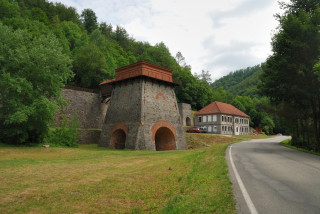 1. Areál Františčiny hutě s dominantní vysokou pecí v popředí. (foto M. Majer)