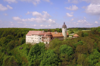 Rekonstrukce podoby zámku zasazená do reálné krajiny